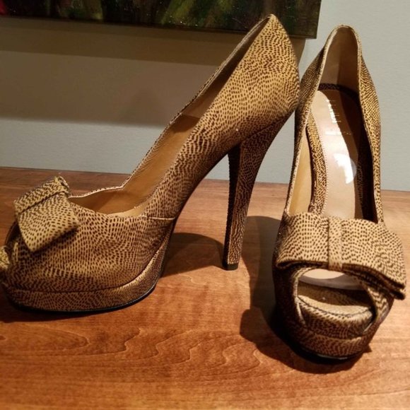 Striking Gorgeous Designers Shouse 8.5 US SIZE - Picture 6 of 9